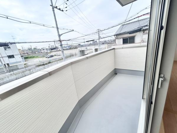 【バルコニー】 | 日当たり良いバルコニーです。洗濯物もしっかり乾きそうです♪