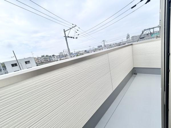 【バルコニー】 | 3階バルコニー部分です！テーブルセットを広げ、夕涼みを楽しみながら一杯呑むのも楽しいかも…