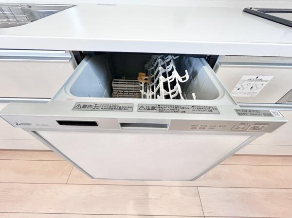 【キッチン】 | 食器洗乾燥機付きで家族の食器もピカピカ。後片付けもラクラクこなせて、日々の生活には欠かせない便利設備。環境にもママの手にも優しいのがうれしいですね。