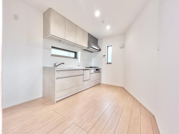 【キッチン】 | 窓があるので換気が必要なときにすぐに風を通すことができます！
空間が広く感じられ、開放感ありますね！
