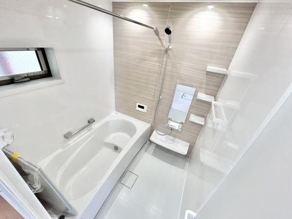 【浴室】 | アクセントパネルで落ち着きのある雰囲気を演出♪毎日の疲れを癒やすバスタイムを。追い炊き機能付き！