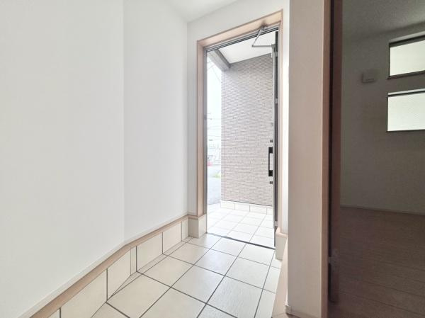 【玄関】 | 玄関も明るいです。大きな下駄箱もあり収納力・清潔感がGOODです。