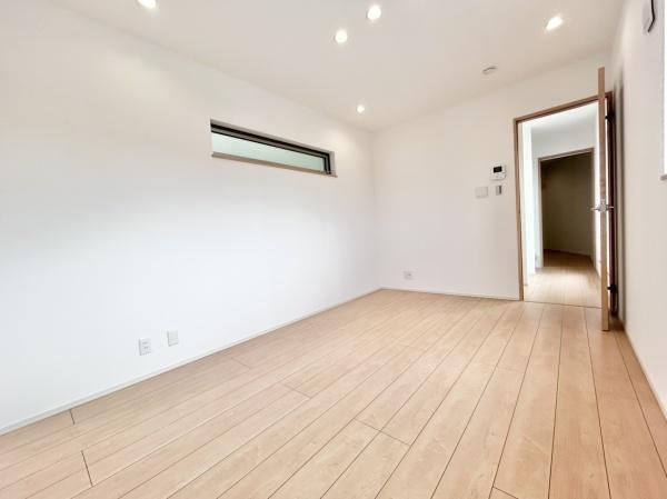 【居間・リビング】 | 家族の笑い声が聞こえてきそうな大空間♪大きめのLDKはそれだけで心が和みます。家族揃ってリビングで過ごすお休みの日が、楽しみになる場所となることでしょう。