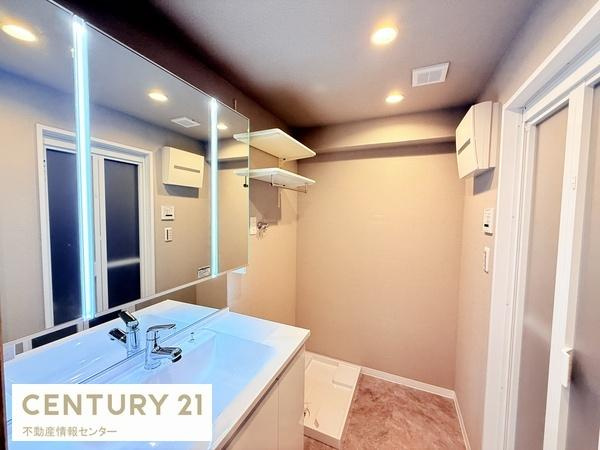 【独立洗面台】 | ファミール北加賀屋こもれびの街 | 脱衣室ですが、ＡＩがエントランスと判定するぐらいのかっこよさ。