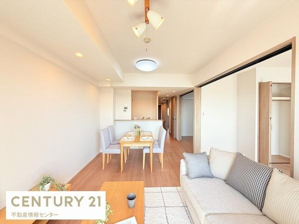 【居間・リビング】 | ファミール北加賀屋こもれびの街 | 南向きリビングも陽当りが良く、高層階なので、見晴らしも良いです！形も綺麗なリビングですので、家具の配置もしやすく、カウンターキッチンで見渡せるように配慮された作り！