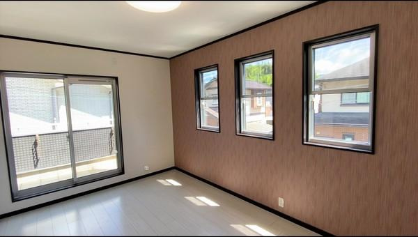 海南市阪井　中古戸建の洋室|３連の窓が印象的な洋室　クローゼット付き