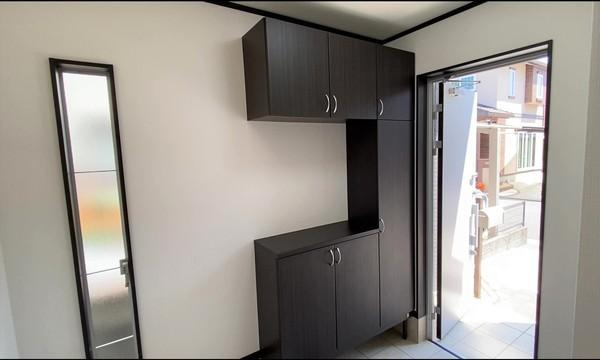 海南市阪井　中古戸建の玄関|スリット窓からの光で明るい玄関です