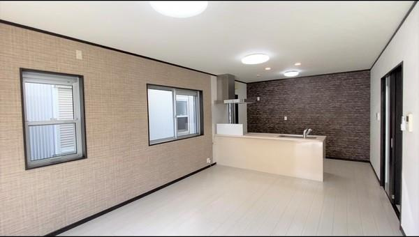 海南市阪井　中古戸建の居間・リビング|開放感のある広々としたリビング