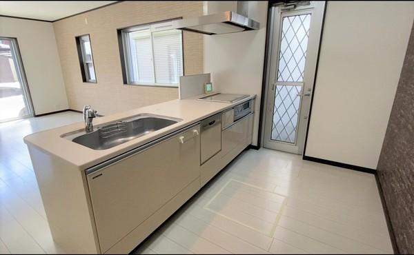 海南市阪井　中古戸建のキッチン|食洗器付きカウンターキッチン