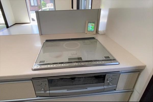 海南市阪井　中古戸建のキッチン|３口のＩＨクッキングヒーター