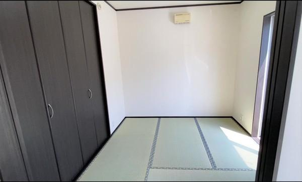 海南市阪井　中古戸建の和室|クローゼット付きの明るい和室