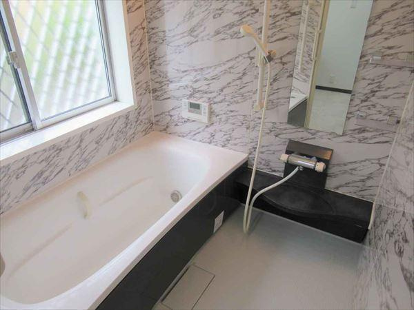 海南市阪井　中古戸建の浴室|大理石調のアクセントパネルがオシャレな浴室