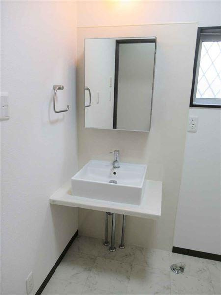 海南市阪井　中古戸建の独立洗面台|スタイリッシュな造作洗面化粧台　鏡の裏に収納できます