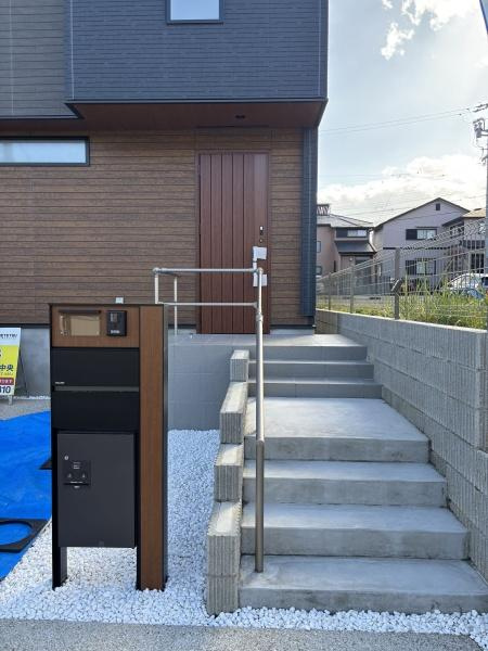 豊田市三軒町2丁目　全1棟・1号棟の玄関|訪れる人を心地よく迎え入れます。