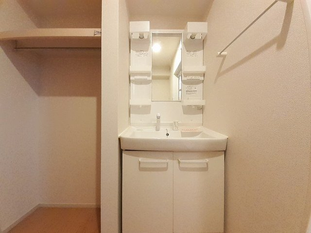 グランリーオ・Ｒ　Ⅱの洗面所|脱衣スペースもあります