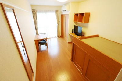 【居間・リビング】 | レオパレスグレース十里 | ベッド下に収納スペースあり！荷物が多くても十分に収まります！