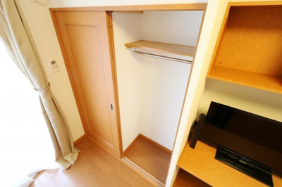 【内装】 | レオパレスグレース十里 | 大型クローゼットにより女性の方でも収納が安心！