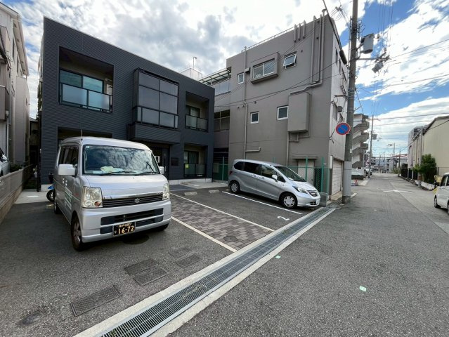 グランデ石屋川Ⅲの駐車場