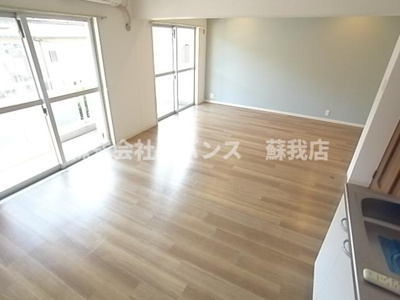 【居間・リビング】 | フローラ千葉中央 | ゆったり過ごせる居間です