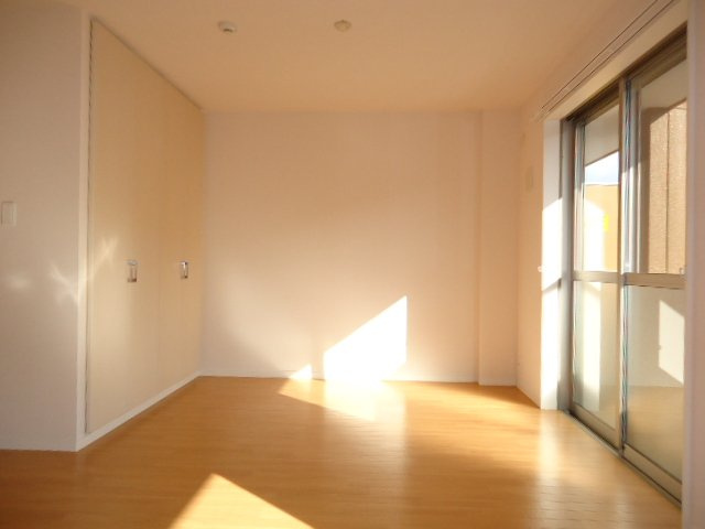 ルーラル高塚の内装|日当たり良好洋室