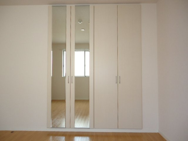 ルーラル高塚の収納|鏡付きクローゼット