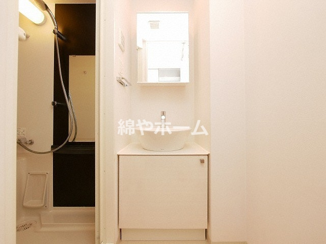 エスリード難波レジデンスの独立洗面台|独立洗面台、小物を置くことができて便利です