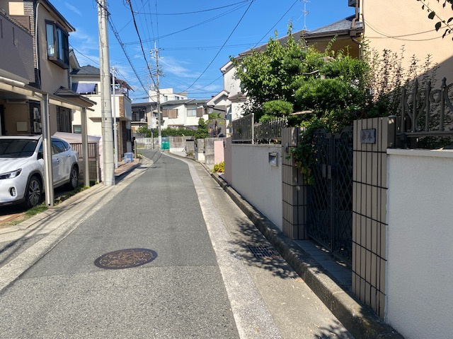 尼崎市富松町４丁目中古戸建の前面道路含む現地写真|幅員約4.0ｍの公道