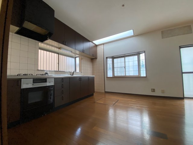 尼崎市富松町４丁目中古戸建のキッチン|シンクの広いキッチンです