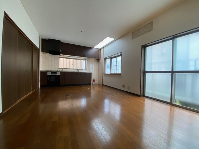 尼崎市富松町４丁目中古戸建の居間・リビング|南側に掃き出し窓、腰窓、トップライトのトリプル採光
