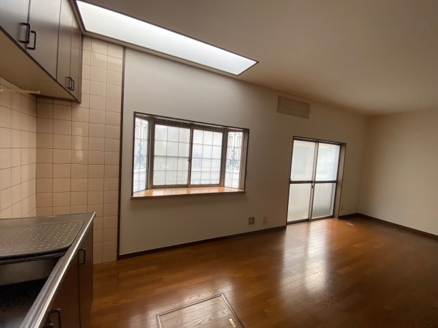 尼崎市富松町４丁目中古戸建の居間・リビング|照明がなくとも大変明るいLDKです