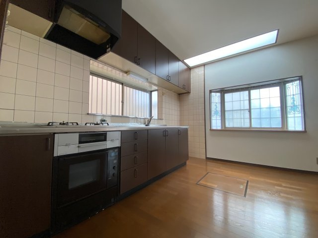 尼崎市富松町４丁目中古戸建のキッチン|作業台も広々楽々調理