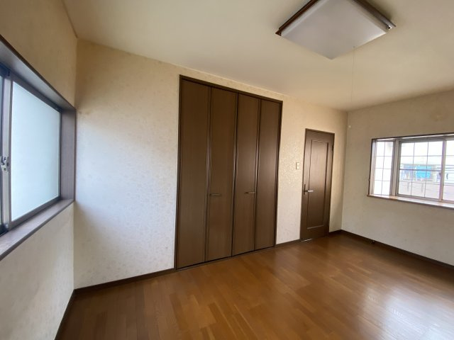 尼崎市富松町４丁目中古戸建の洋室|南北両面採光確保