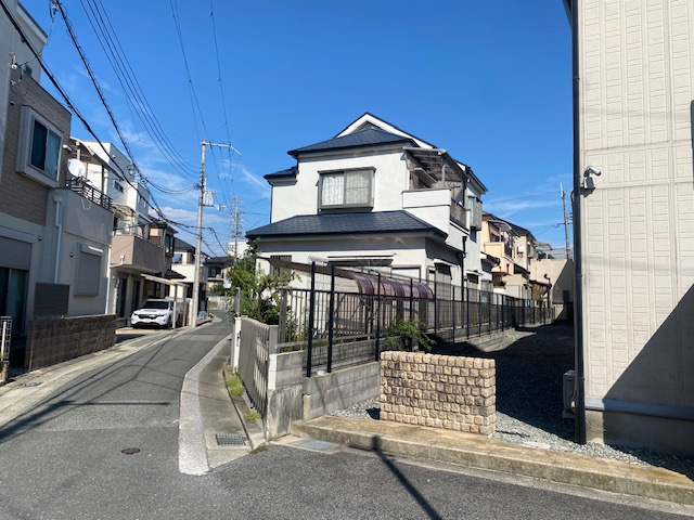 尼崎市富松町４丁目中古戸建の前面道路含む現地写真|隣地建物との距離ご確認ください。