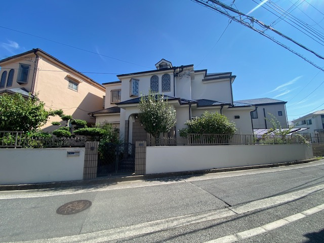 尼崎市富松町４丁目中古戸建の前面道路含む現地写真|趣のある外観