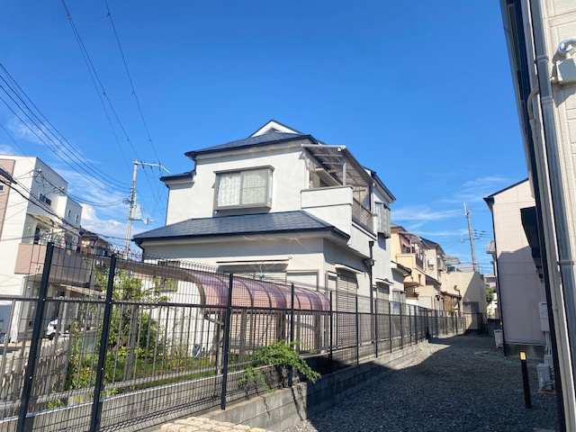 尼崎市富松町４丁目中古戸建の前面道路含む現地写真|南側隣地建物と十分距離があり大変明るいです