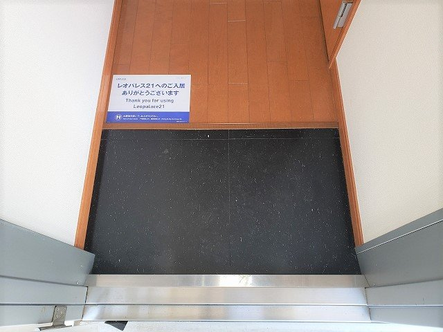 レオパレスグリーン青毛の玄関