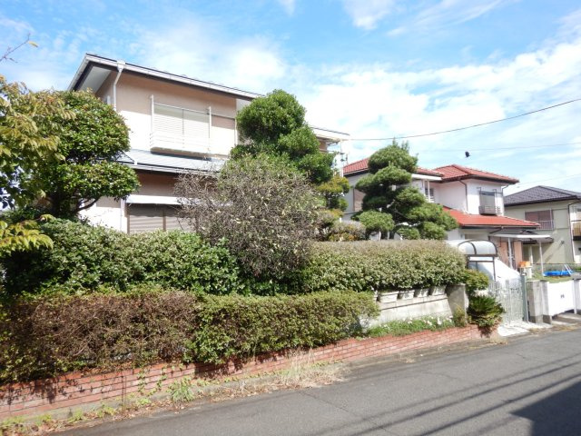 鳩山町楓ケ丘中古住宅の前面道路含む現地写真