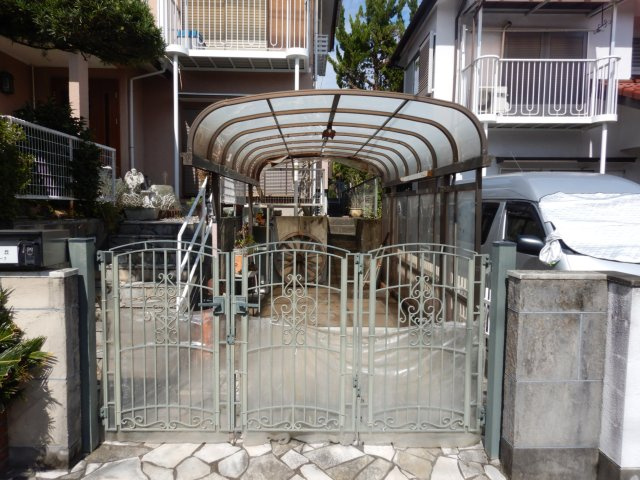 鳩山町楓ケ丘中古住宅の駐車場