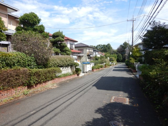 鳩山町楓ケ丘中古住宅の前面道路含む現地写真