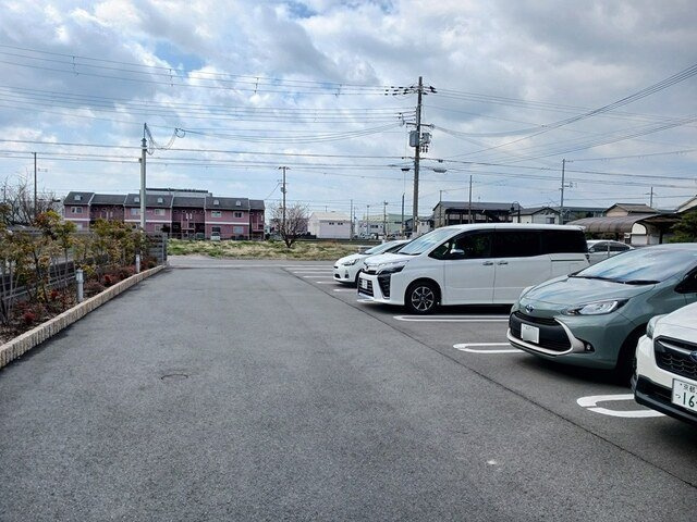 メゾン　ド　シュシュ　ウェストの駐車場