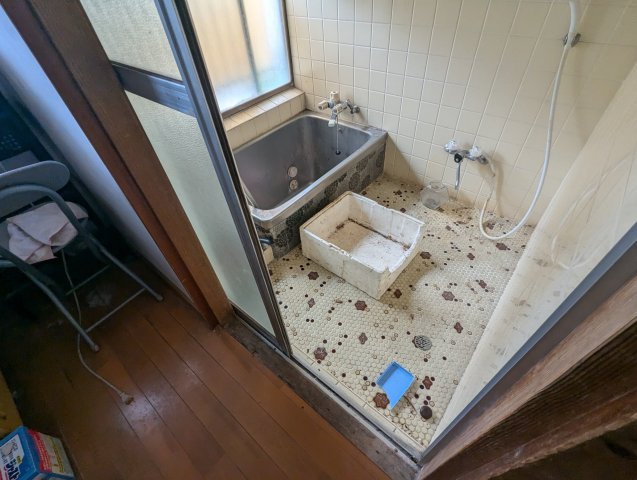 売中古戸建　沼津市今沢の浴室|窓があるので明るい室内です。シンプルで使い勝手の良いお風呂です。タイルが白いので空間が広く感じます。