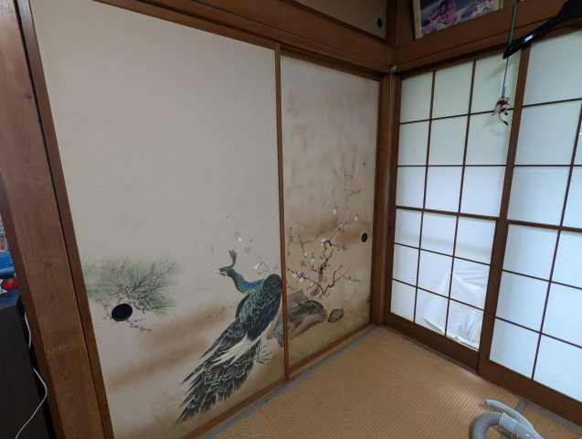 売中古戸建　沼津市今沢の和室|大きな窓があるので部屋にやわらかな陽光が注ぎます。押入れがあるので布団をしまっておく事も出来ます。