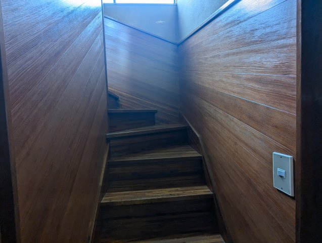 売中古戸建　沼津市今沢の内装|安全に配慮したかね折れ階段です。階段上部に窓があるので昼間は自然光が注ぎます。