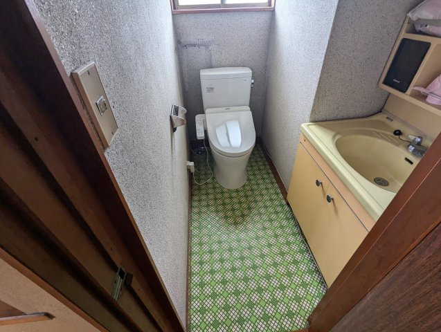 売中古戸建　沼津市今沢のトイレ|トイレが各階にあります。忙しい朝や、ファミリー世帯は助かりますね。