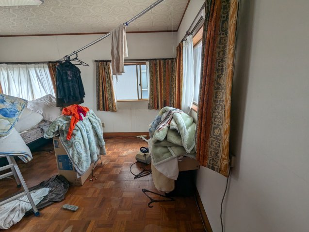売中古戸建　沼津市今沢の洋室|窓が多く心地の良い空間となっています。寝室や子供部屋におすすめの洋室になっています。