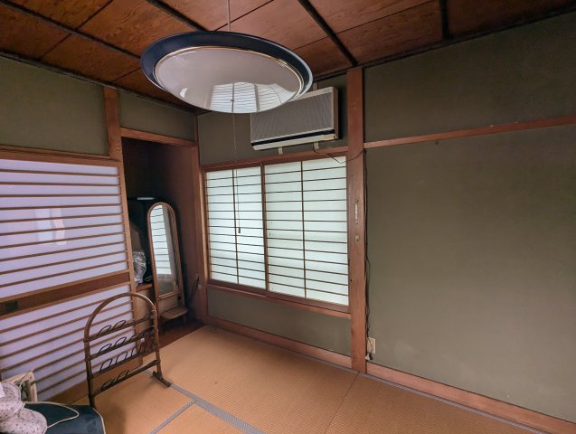 売中古戸建　沼津市今沢の和室|大きい窓から入るたっぷりの日差しが嬉しいですね。畳は柔らかいので子供を遊ばせても安全ですね。