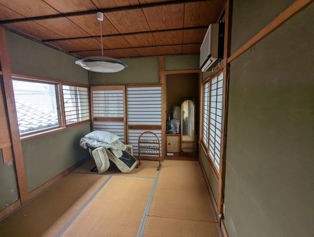 売中古戸建　沼津市今沢の和室|窓が多く明るい室内となっています。急な来客にも対応できる落ち着きのある和の空間が広がっています。