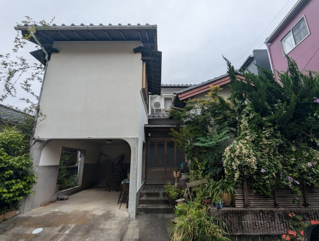 売中古戸建　沼津市今沢の外観|閑静な住宅地に位置しています。車通りが少なく騒音も気にならない穏やかな環境です。