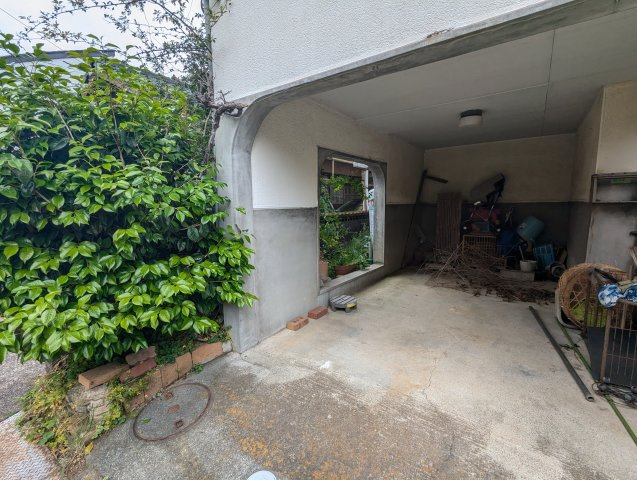 売中古戸建　沼津市今沢の駐車場|２階部分が屋根の代わりになっています。大切なお車を雨風・紫外線から守れます。
