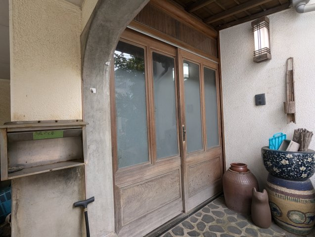 売中古戸建　沼津市今沢の玄関|玄関は引き戸なので荷物の出し入れが楽です。風の入れ替えも出来て便利です。